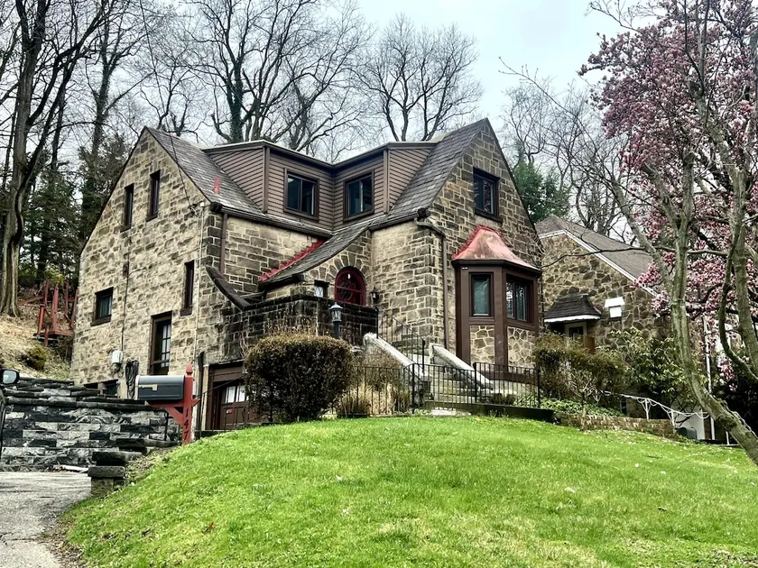 Charming Hillside Retreat - Image 1