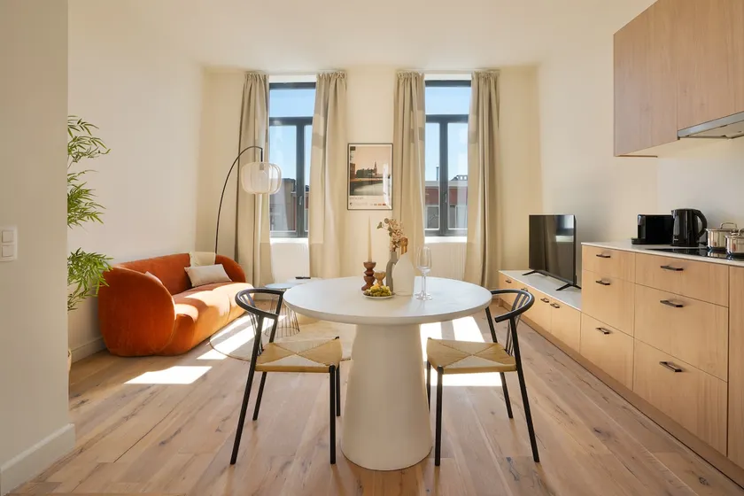 Top‑floor apt w/ city views & free parking - Image 1