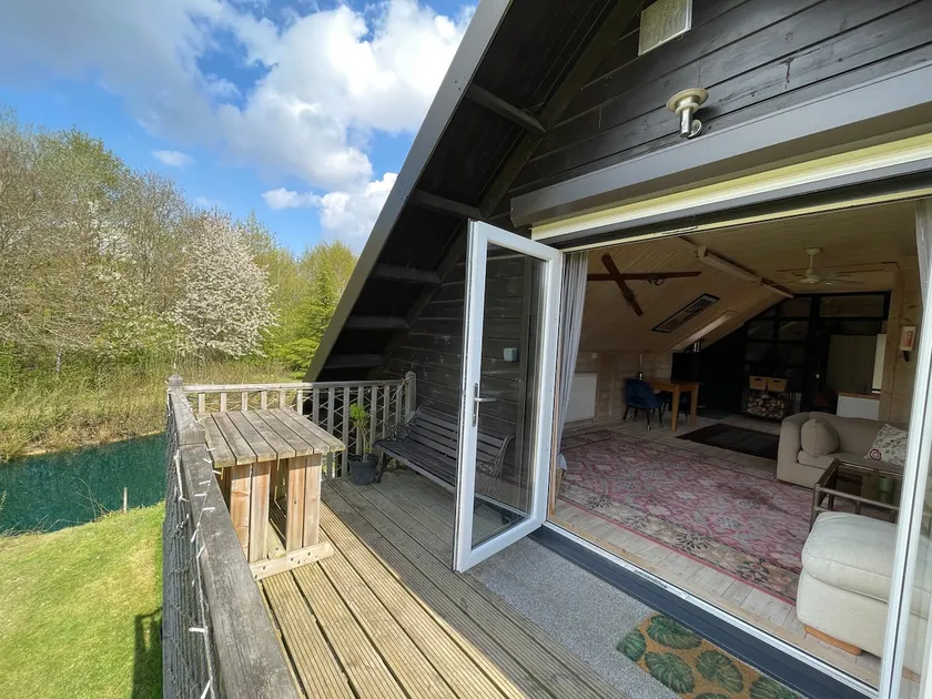Log Cabin Loft Apartment - Image 1