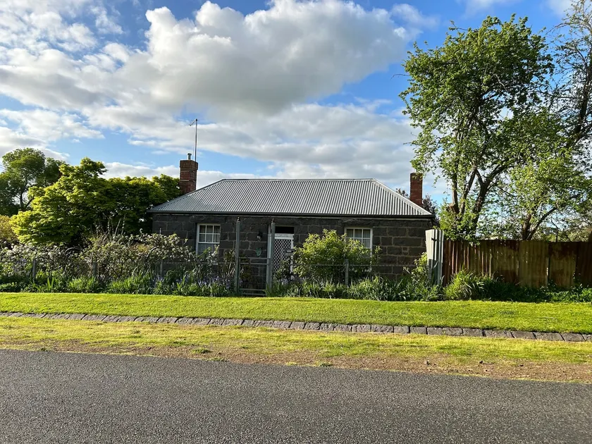 Historic 1852 bluestone pet friendly cottage - Image 1