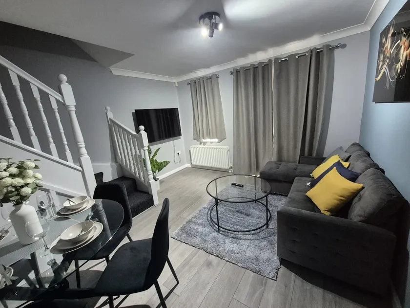 Silverlight's Place - 2BR Home in Central Oldbury - Image 1