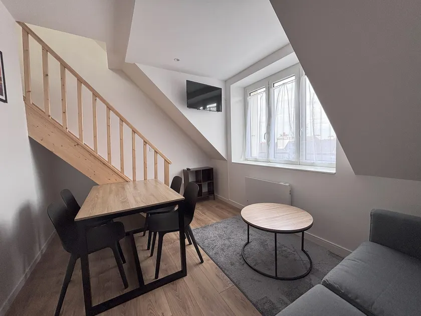 Elegant 2-bedroom apartment – Town center - Image 1