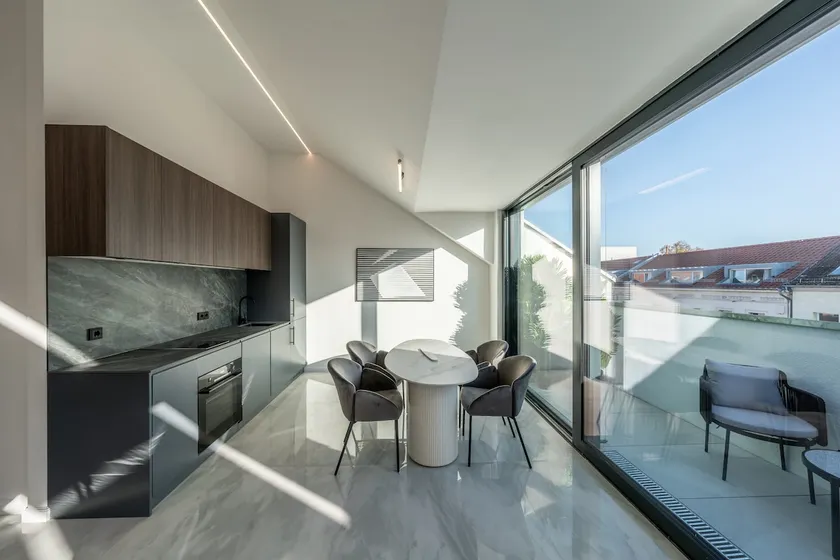 Sunny 2BR Penthouse + Terrace by Berlin Wall - Image 1