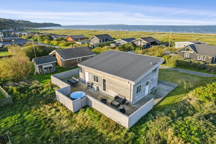 Summer house by the beach - Image 1