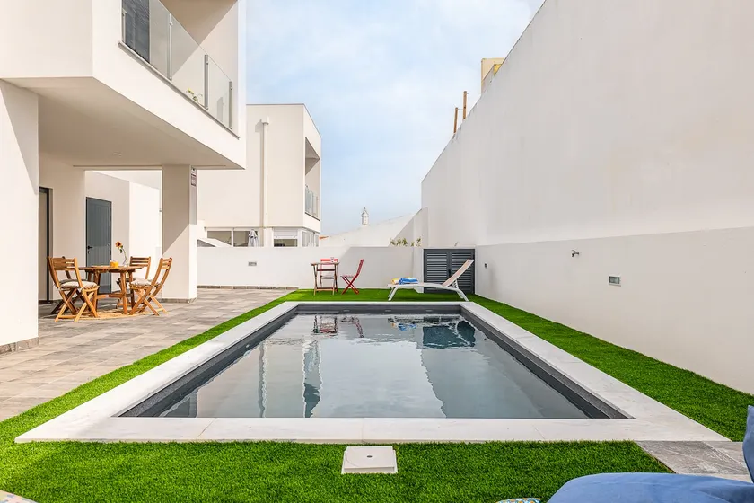 Family house with pool & garden - Image 1