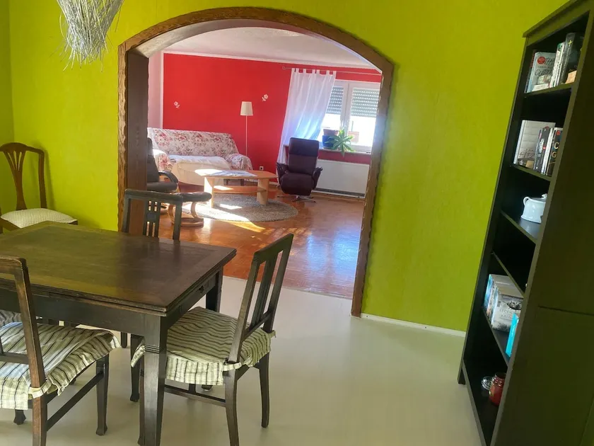 Sunny 3-room apartment with balcony - Image 1