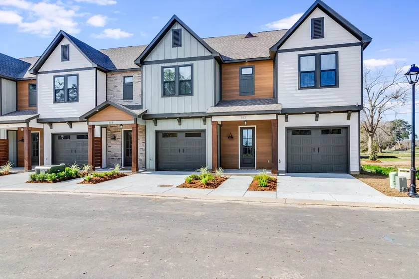 Luxury Townhome | Location | Big Yard + Garage - Image 1