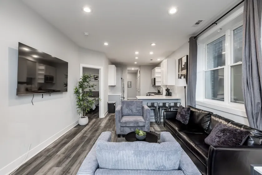 Renovated 3BR Apt w/ In-unit Laundry & Parking - Image 1