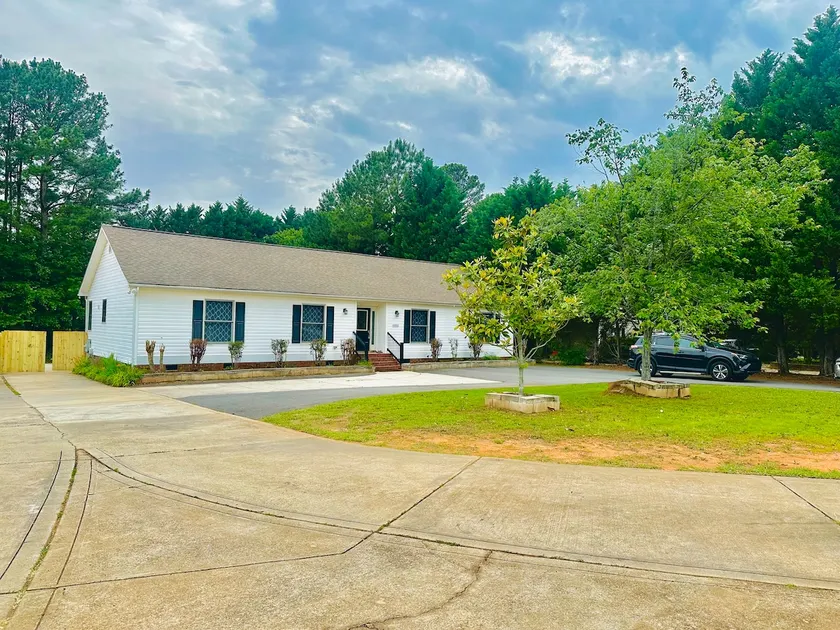 Spacious and Comfortable House in Ballantyne. - Image 1