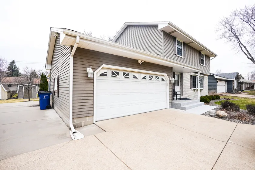 Fridley Family Home 4BR 2.5BA - Image 1