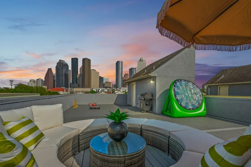 Serene 3 BD | Rooftop, Shuffleboard, 10 mins to DT - Image 1