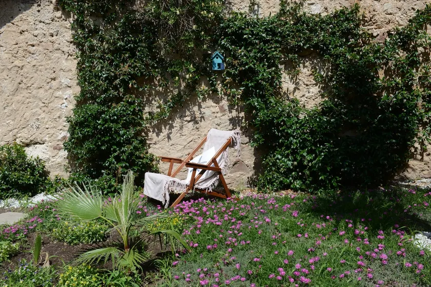 Old town secret garden - Image 1
