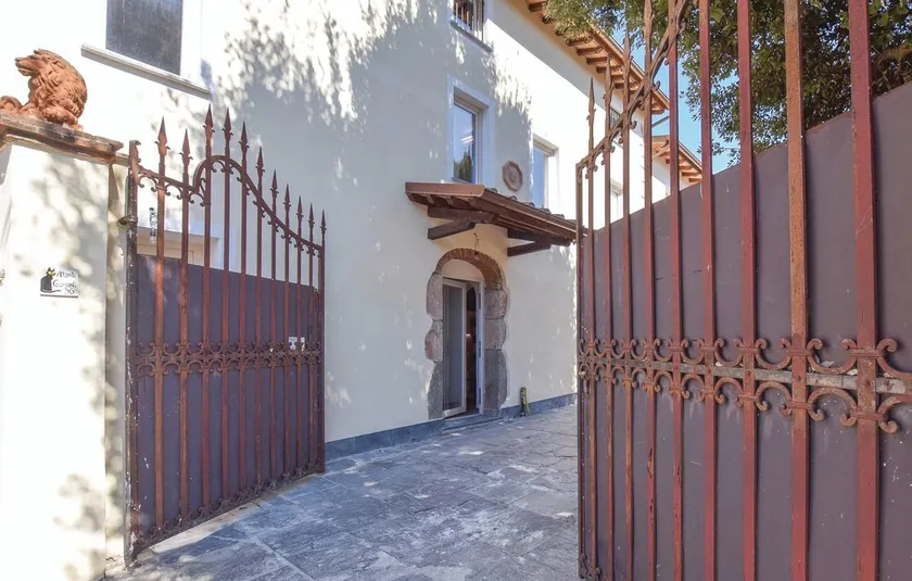 Tuscan-style villa - Image 1