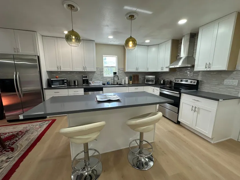 5 Star Cozy modern house all amenities Sleep 6 - Image 1