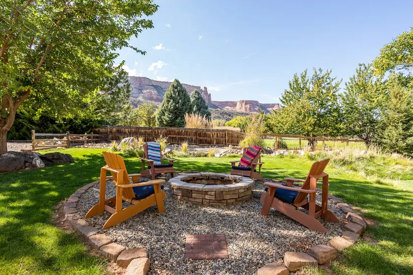 Chic 2 Bedroom Cottage with Monument Views - Image 1