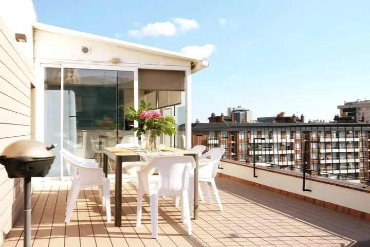 Cozy condo w/ 65 sqm terrace & skyline views - Image 1