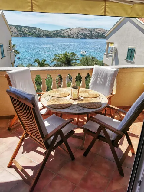 Family-friendly holiday beach apartment in the first row to the sea (C6) - Image 1