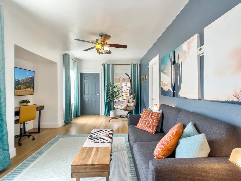 Best of Phx within walking distance, free parking - Image 1