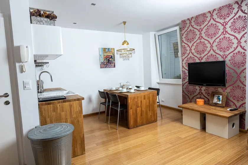 Stylish Flat With Balcony and Ideal Location - Image 1