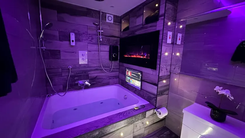 Suite 4 Jacuzzi Spa & Private Sauna Apartment - Image 1