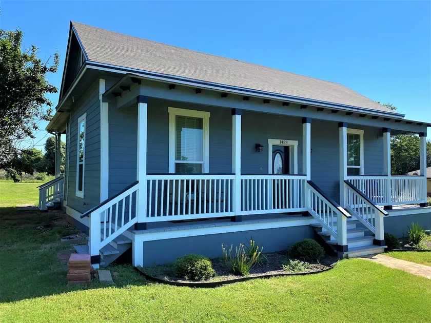HOUSES SING & Sleep - Lexington Bluff - Image 1