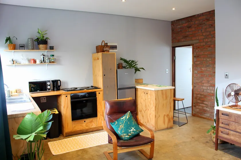 Airbnb on Cleland - Unit A - Image 1