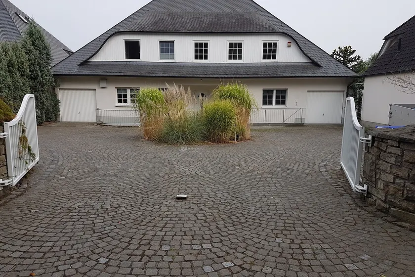 Living in the basement of a villa - Image 1