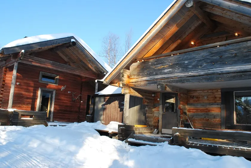 Northern lights home opposite the mountains - Image 1
