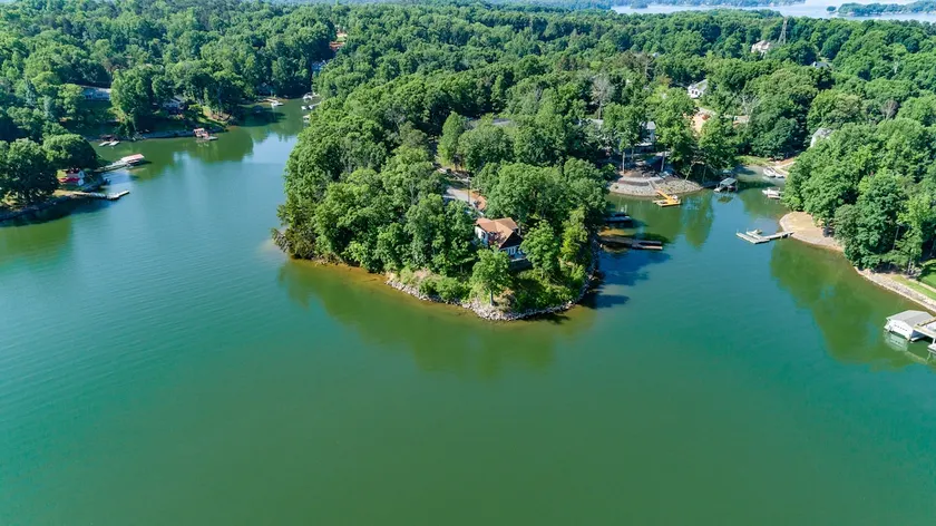 Lakeside Splendor; Panoramic views! Lake Norman - Image 1