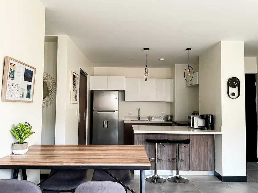 Condo w/pool, A/C, gym & parking, 3mins to airport - Image 1