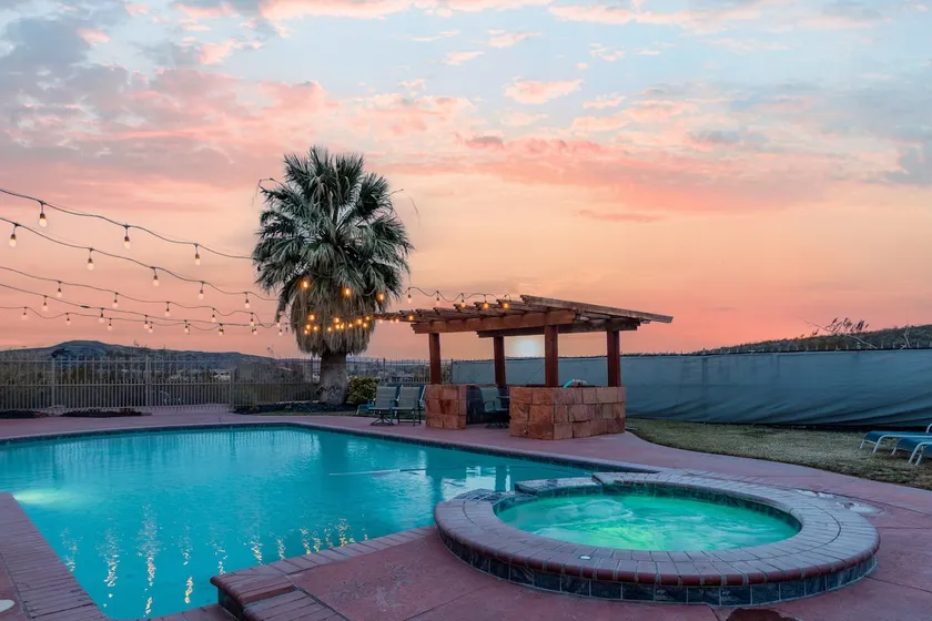Private Pool, Sleeps 18, Near Zions & Sand Hollow - Image 1