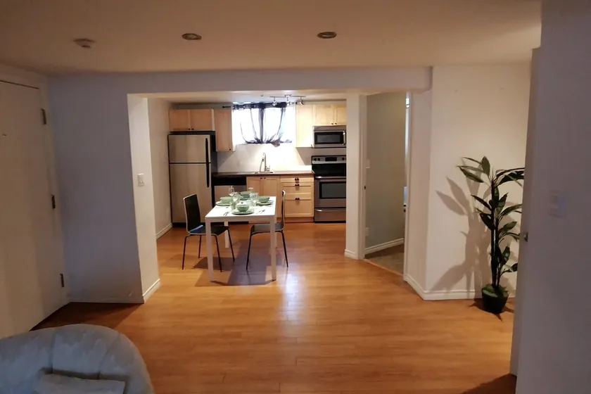 Garden Level open concept in South Osbourne - Image 1