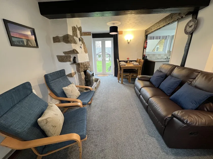 Malt-Barn Conversion, with access to Pool & Hot Tub-at Fox Valley Cottages - Image 1