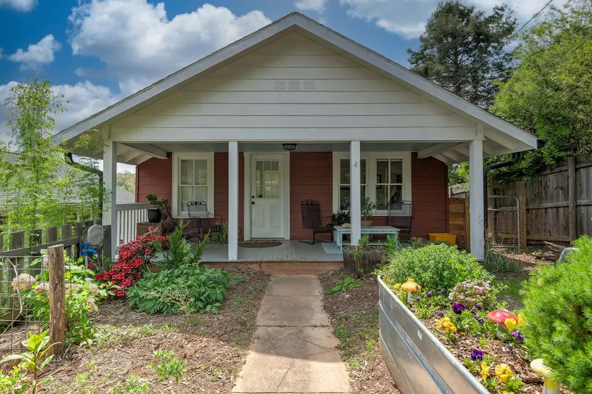 AVL Bungalow - 5 mins to DT - Image 1