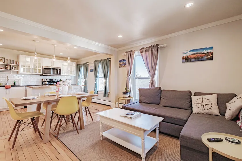 Cozy, Central 2 Bd Apt, Parking with EV charger - Image 1