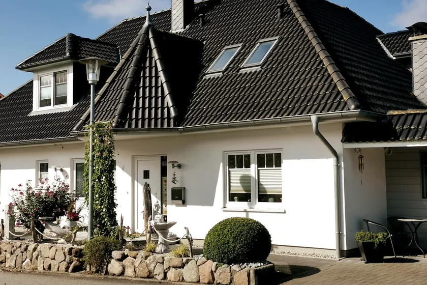 Vacation home with lake view - Image 1