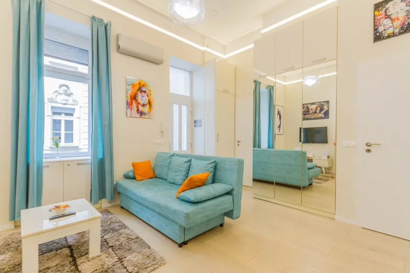 Modern Midtown Hideaway - Image 1