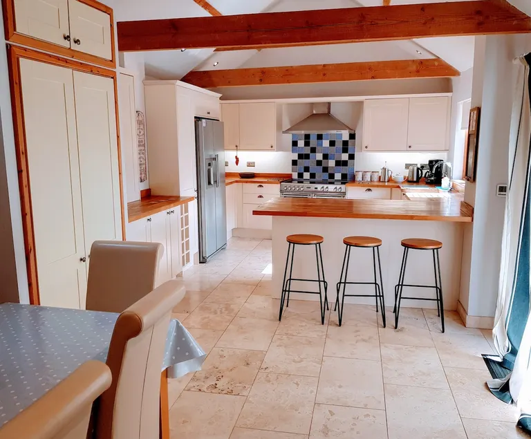 Valentine Cottage. Lovely Country House & Garden. Near Lincoln. - Image 1