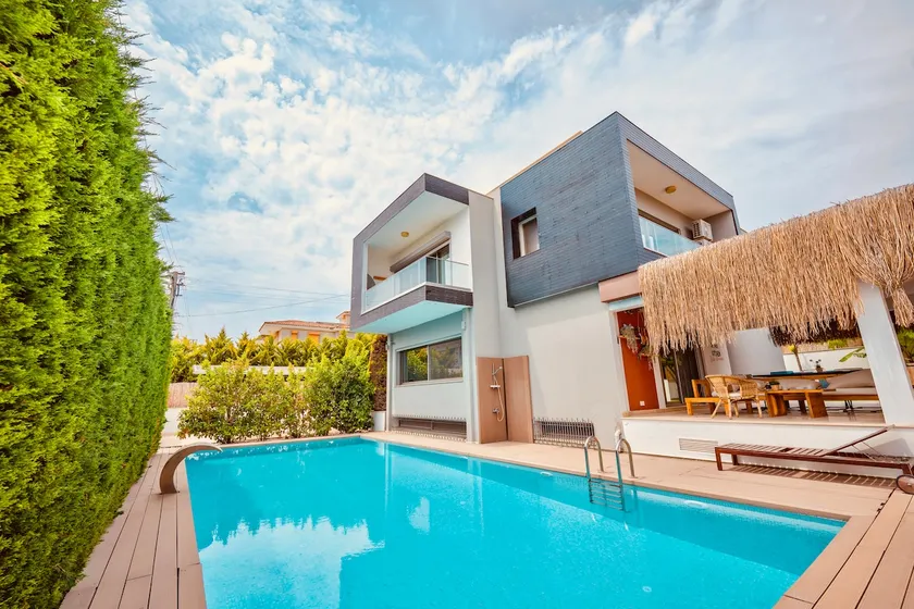 Luxury Vacation Seaside Villa with Privacy - Image 1