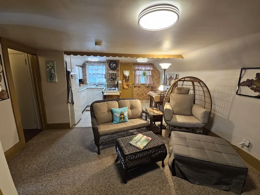 Best Deal in Akron: 1 br Modern Comfort Near CVNP - Image 1