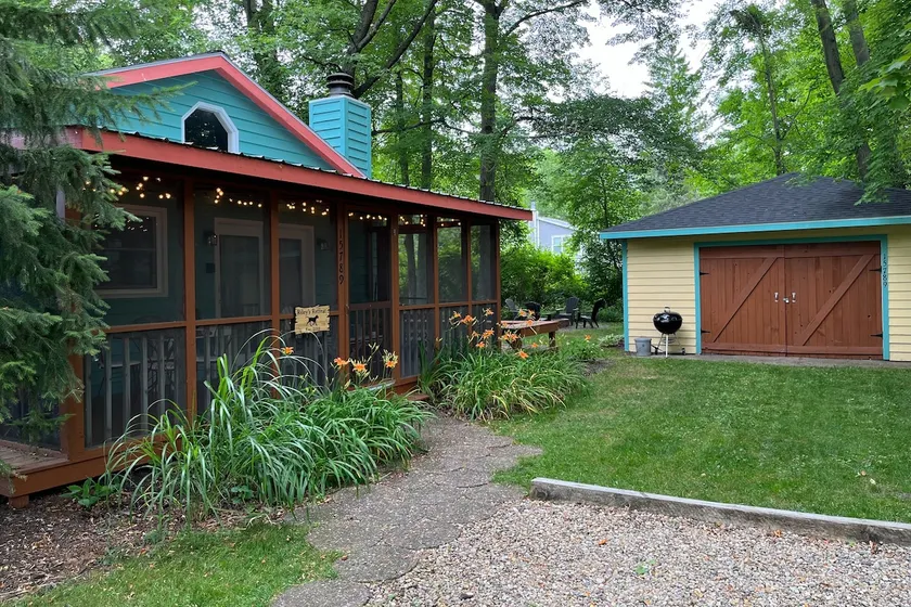 Steps to the Beach! Screened in Porch & Firepit! - Image 1