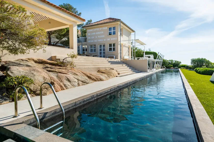 Waterfront villa with stunning views - Image 1