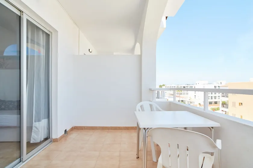 Apartment with a terrace - Image 1