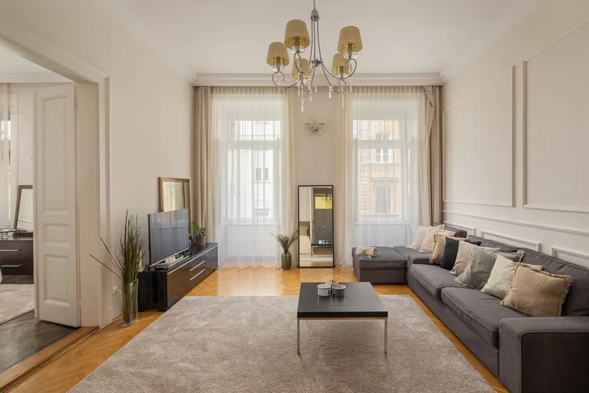 City Life Apartment | 93 m² in the Bank District - Image 1