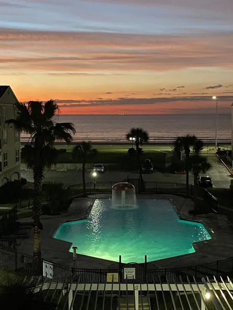 Lola's Lookout! Beachfront! Sleeps 5! On Seawall! - Image 1