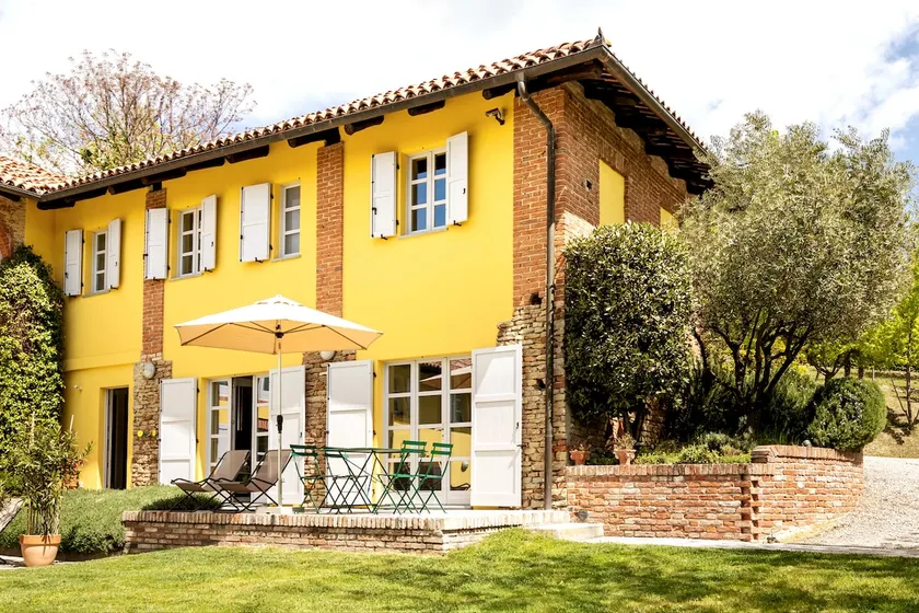 Lovely country house surrounded by vineyards - Image 1