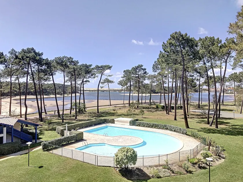 Beautiful 1-BR + mezzanine flat by the lake - Image 1