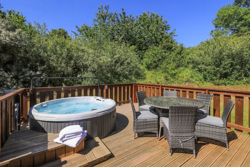 Luxury 3 Bedroom, Scandinavian Lodge with HOT TUB - Image 1