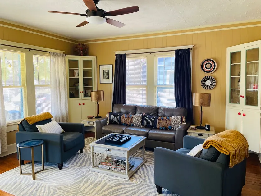 The Blue Rooster, Spacious Bungalow Near Downtown - Image 1