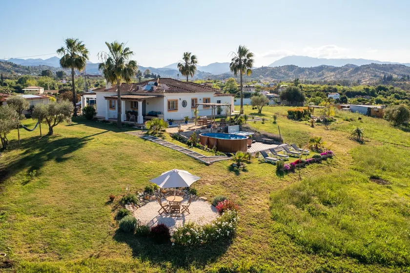 B&B with 2 private studios, shared pool & jacuzzi. - Image 1